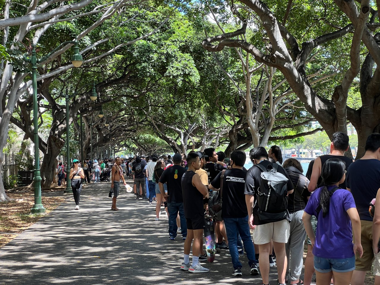 Line to buy merchandise at a Pokémon World Championships event